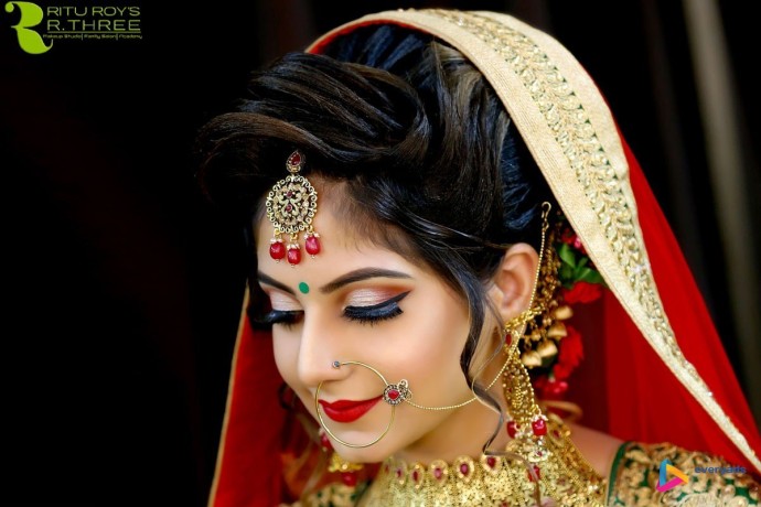 best-bridal-makeup-artist-in-varanasi-big-2